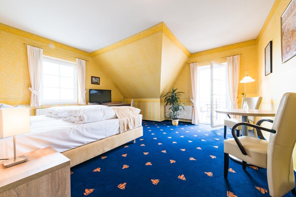 Hotel Boddenhus Garni ツィングシュト エクステリア 写真