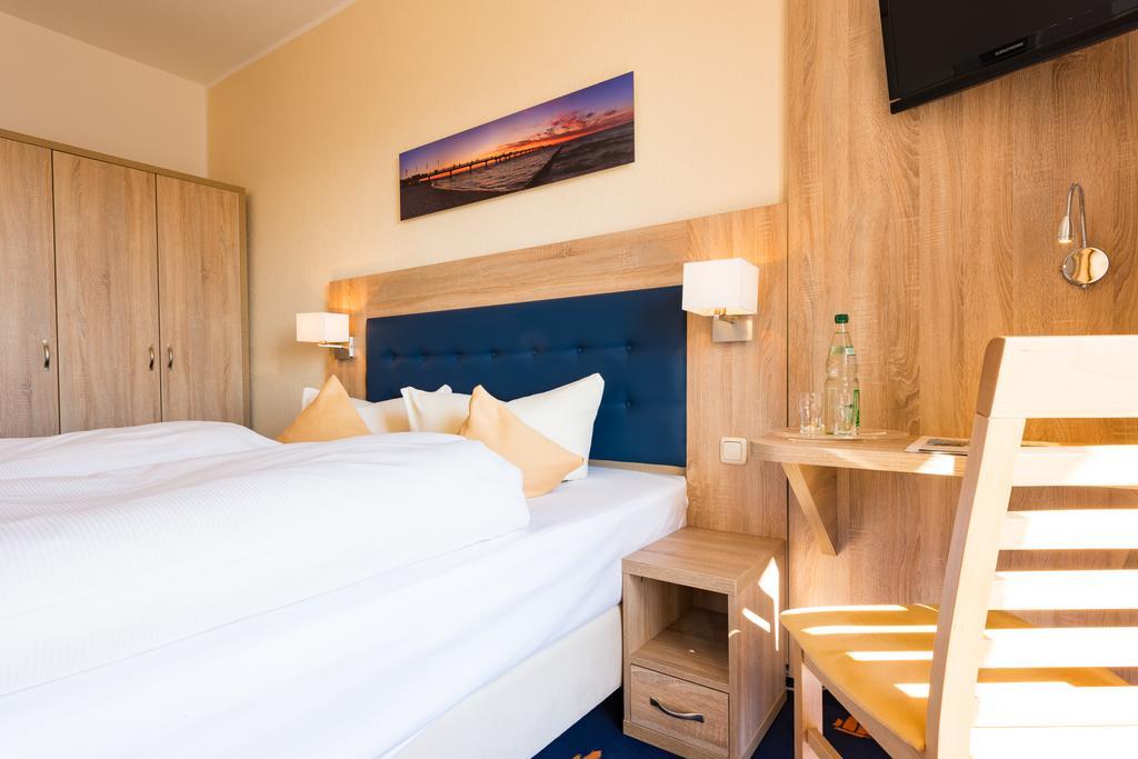 Hotel Boddenhus Garni ツィングシュト エクステリア 写真